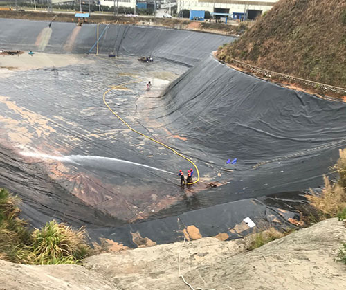 富拉尔基废水池清理