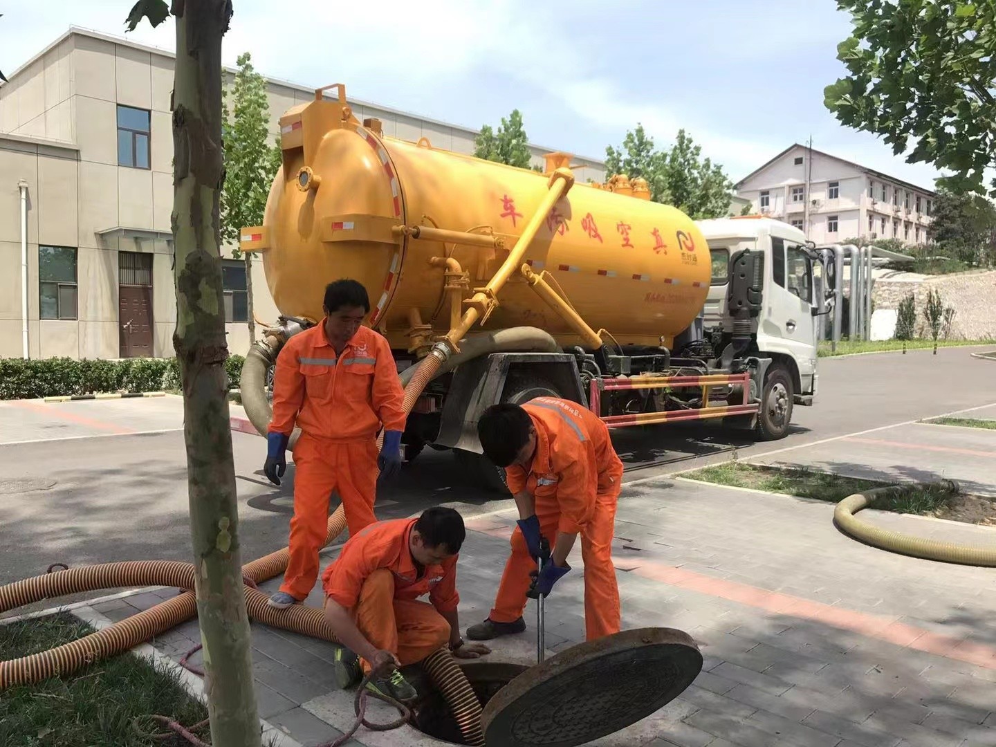 富拉尔基管道疏通车停在窨井附近